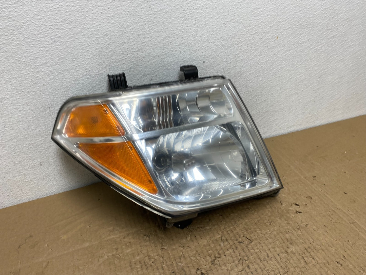 2005 to 2007 Nissan Pathfinder Halogen Headlight Right Passenger AC4030 DW2