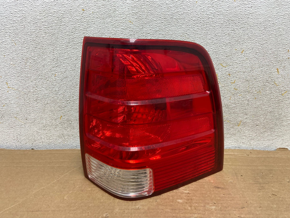 2003 2004 2005 2006 Ford Expedition Right Passenger Rh Tail light AH8871 LK0