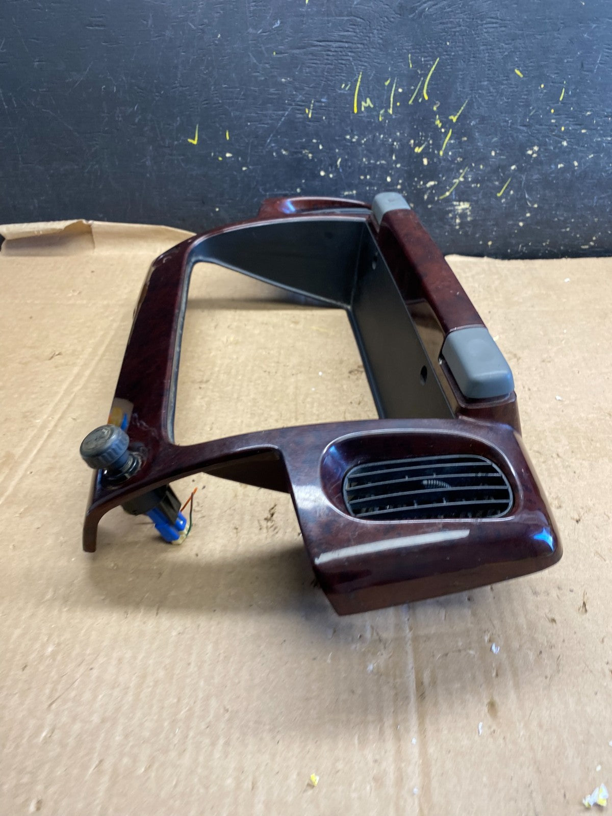 Nissan UD1400 UD1800 Radio Air Vent Bezel Trim OEM Z1723 DG2