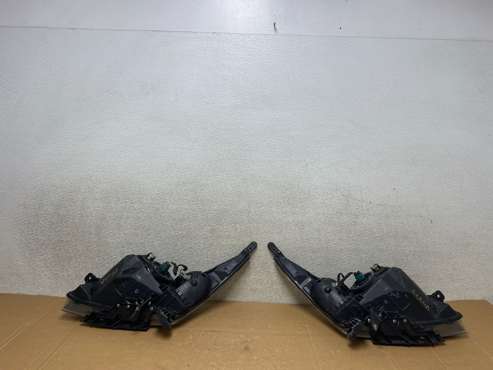 2011 to 2015 Chevrolet Cruze Halogen Left+Right Set Headlights V4877 DW12