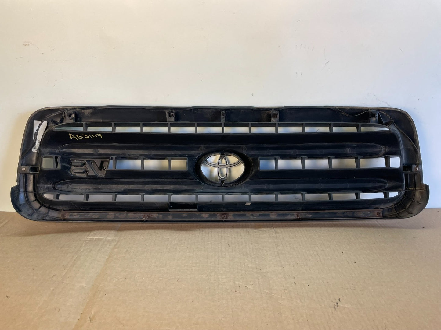 2001 to 2004 Toyota Sequoia Front Upper Grill Grille W/ Emblem AG3109 DG3