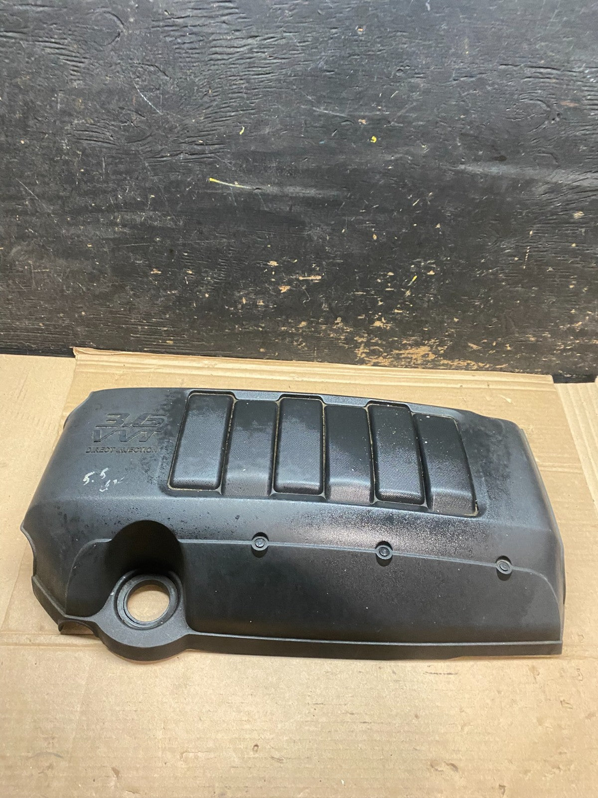 2007 to 2008 GMC Acadia 3.6L VVT Engine Cover Shield OEM v2666 DG0