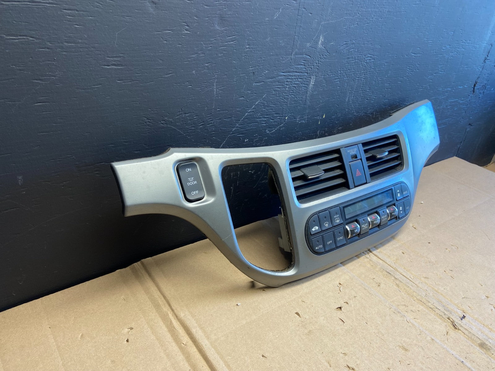 2005 to 2010 Honda Odyssey  Radio Climate Control Dash Trim Bezel ab8851 DG0