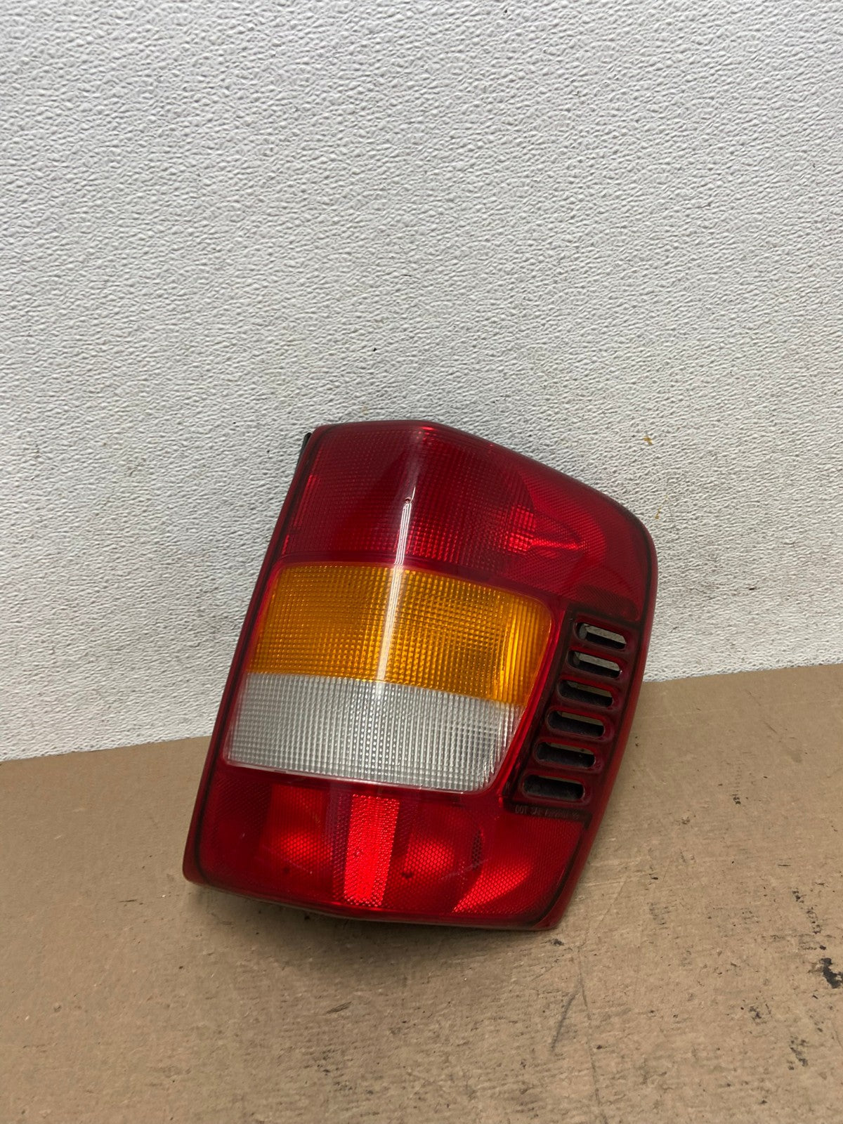 1999-2004 Jeep Grand Cherokee WJ Right Passenger Rh Tail Light TYC AF5722 LK0