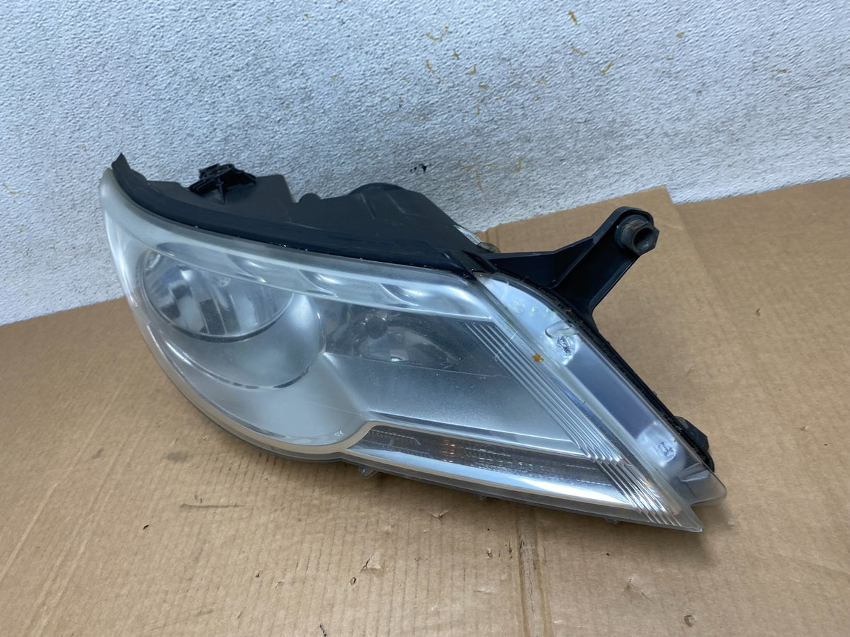 2009 to 2011 Volkswagen Tiguan Right Passenger Halogen Headlight AI3820 DW1