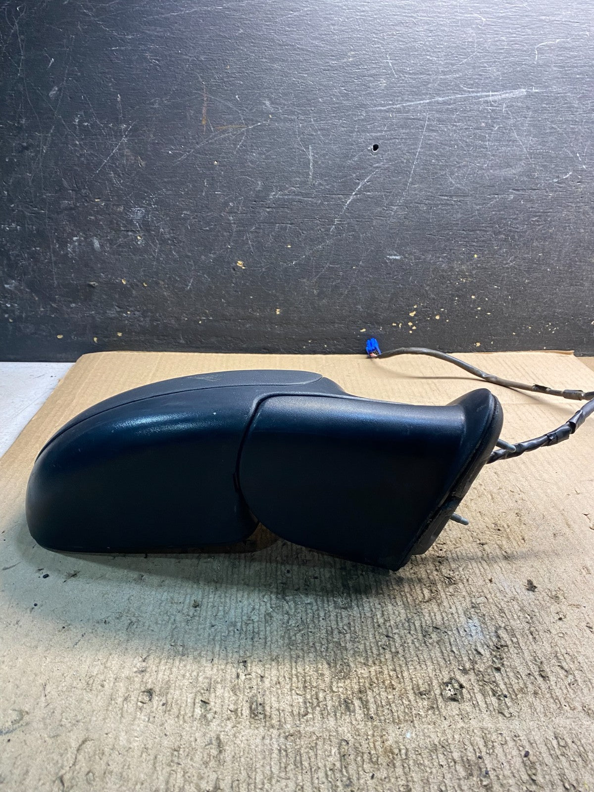 1999 to 2006 Chevrolet Tahoe Silverado Suburban Right Side Mirror OEM Z2504 MS3