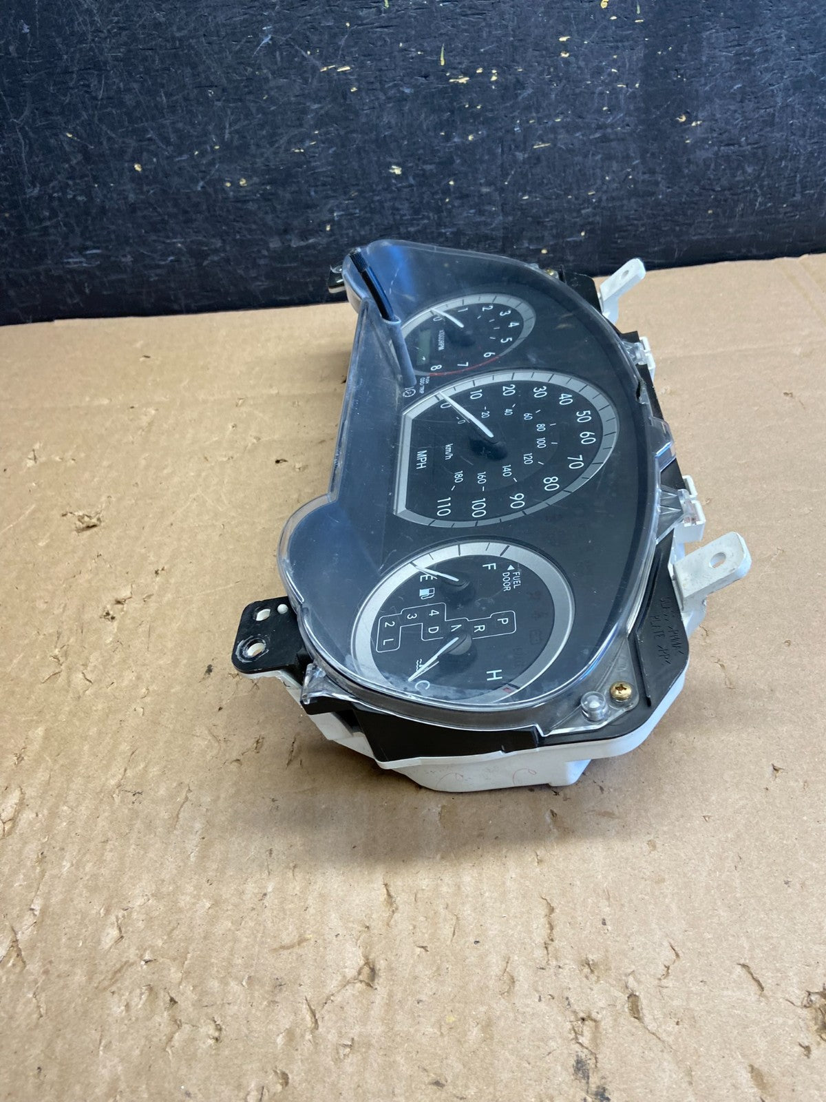 2004 2005 Toyota Sienna Speedometer Cluster Gauge AI6421 DW2