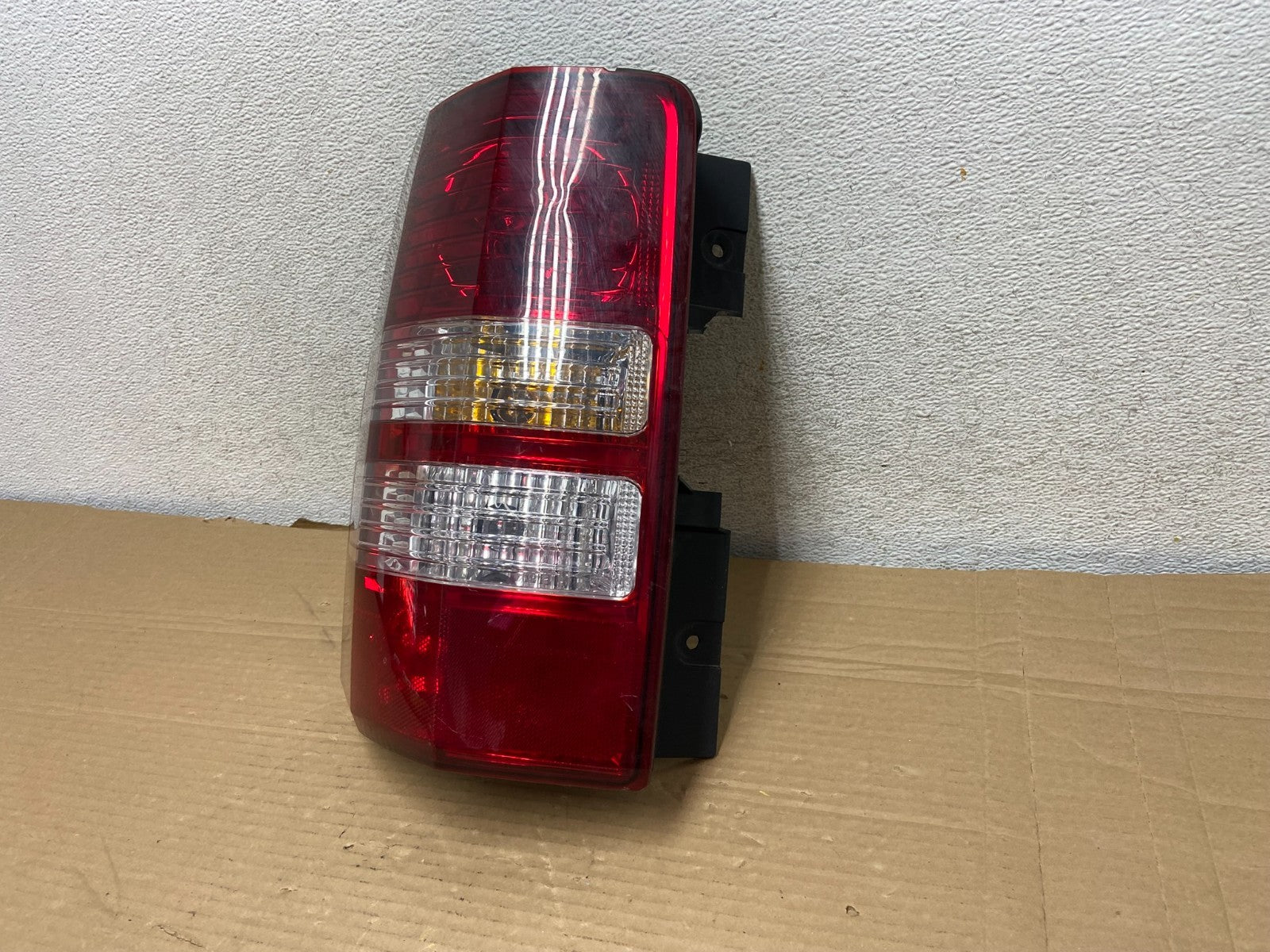 2008 to 2012 Jeep Liberty Left Driver Side Lh Tail Light AG8935 DW2