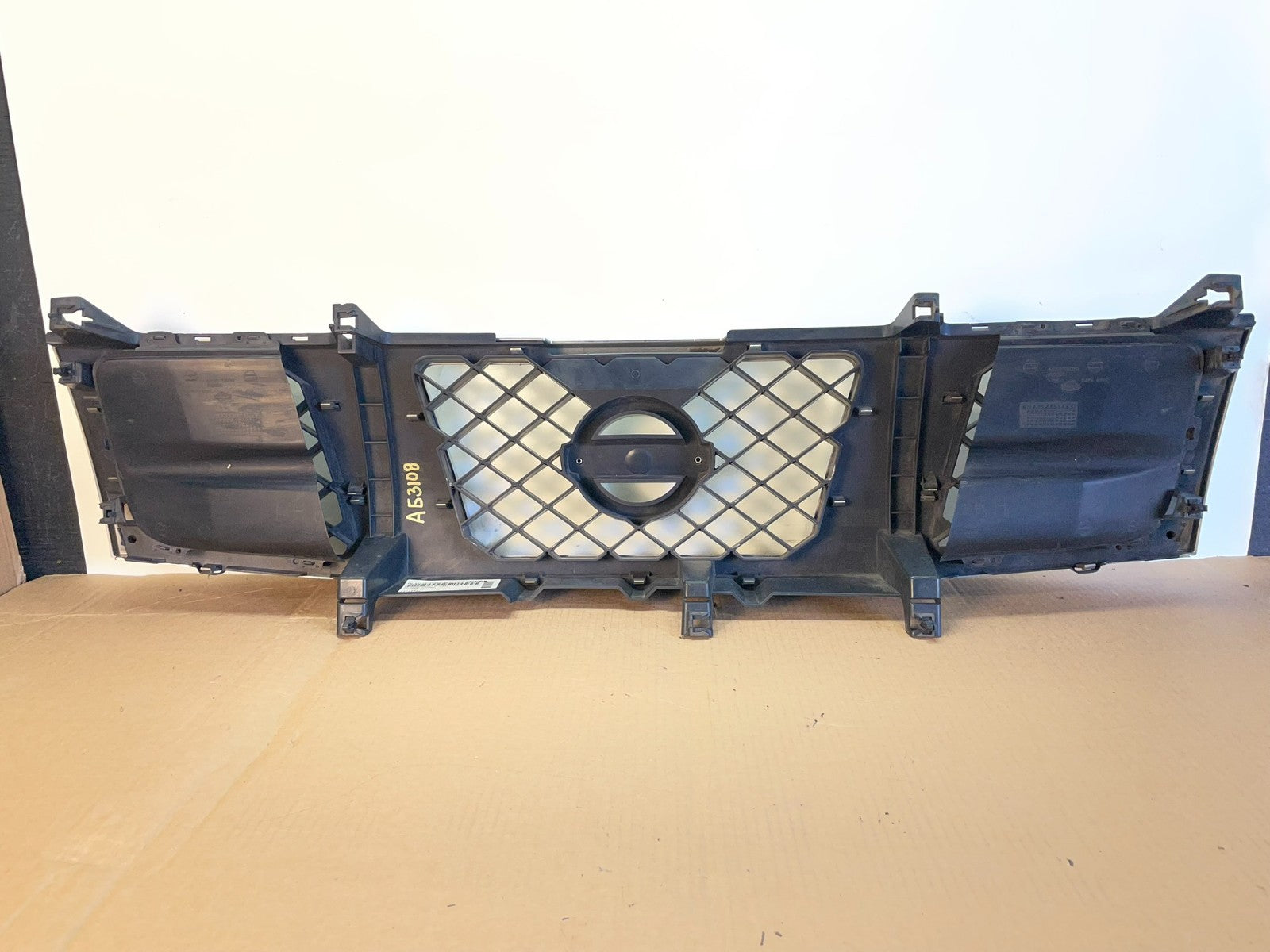 2004 to 2007 Nissan Titan Armada Front Upper Grill Grille AG3108 DG3