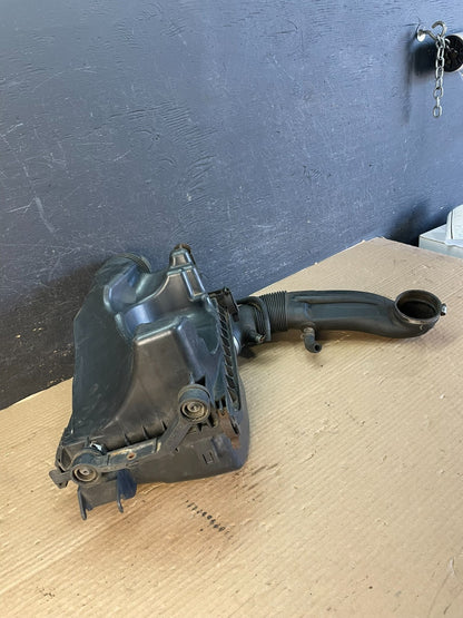 2000 to 2004 Saturn L100 L200 Air Filter Housing Cleaner Box Cover A34904