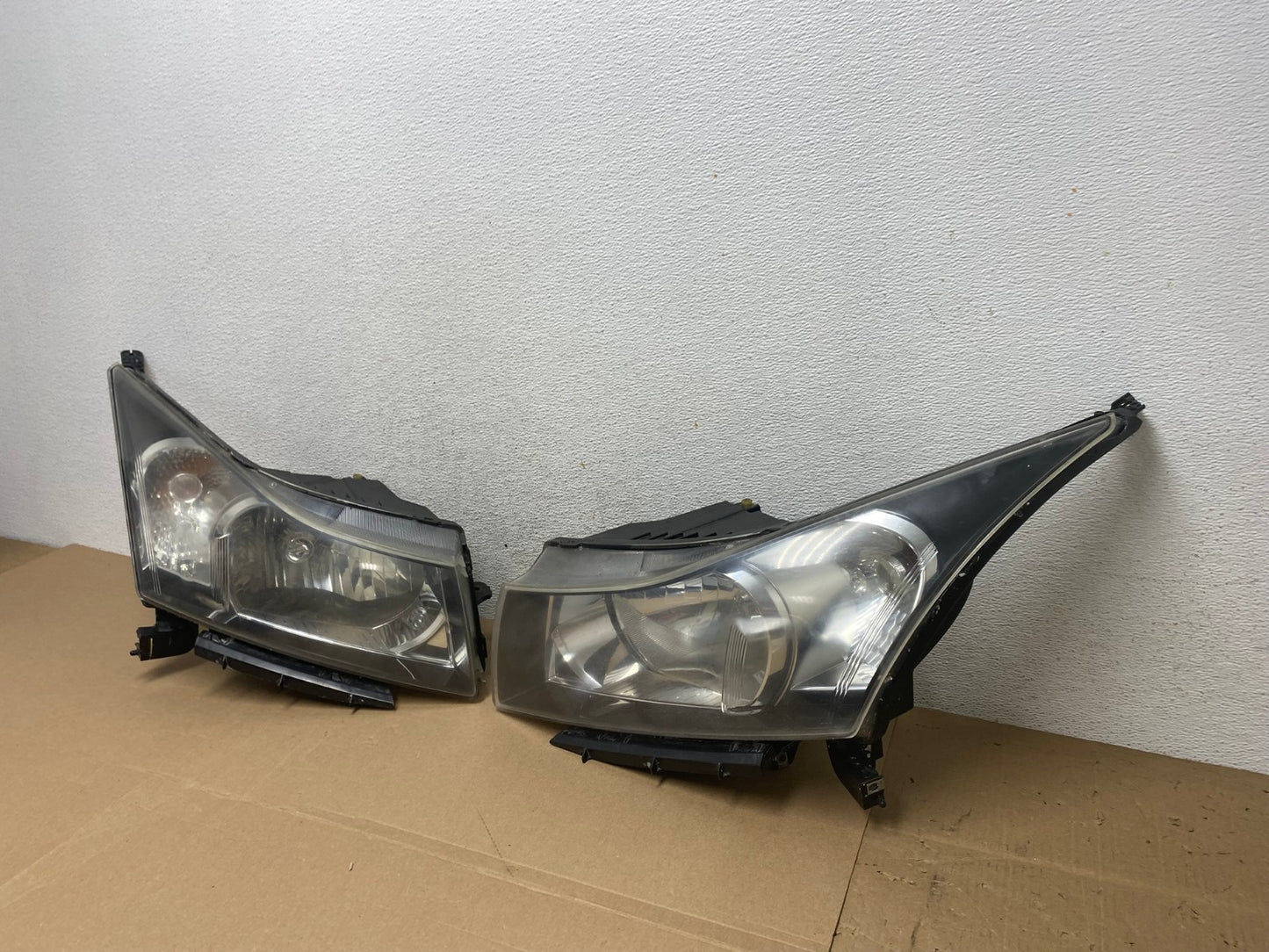 2011 to 2015 Chevrolet Cruze Halogen Left+Right Set Headlights AF4330 LK1