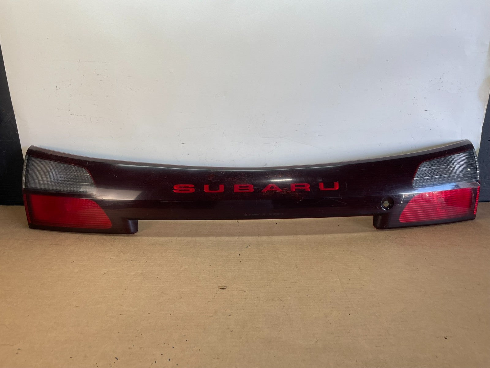 2002 - 2004 Subaru Outback Trunk Hatch Lid Tail Light Panel Center AF8799 DG0