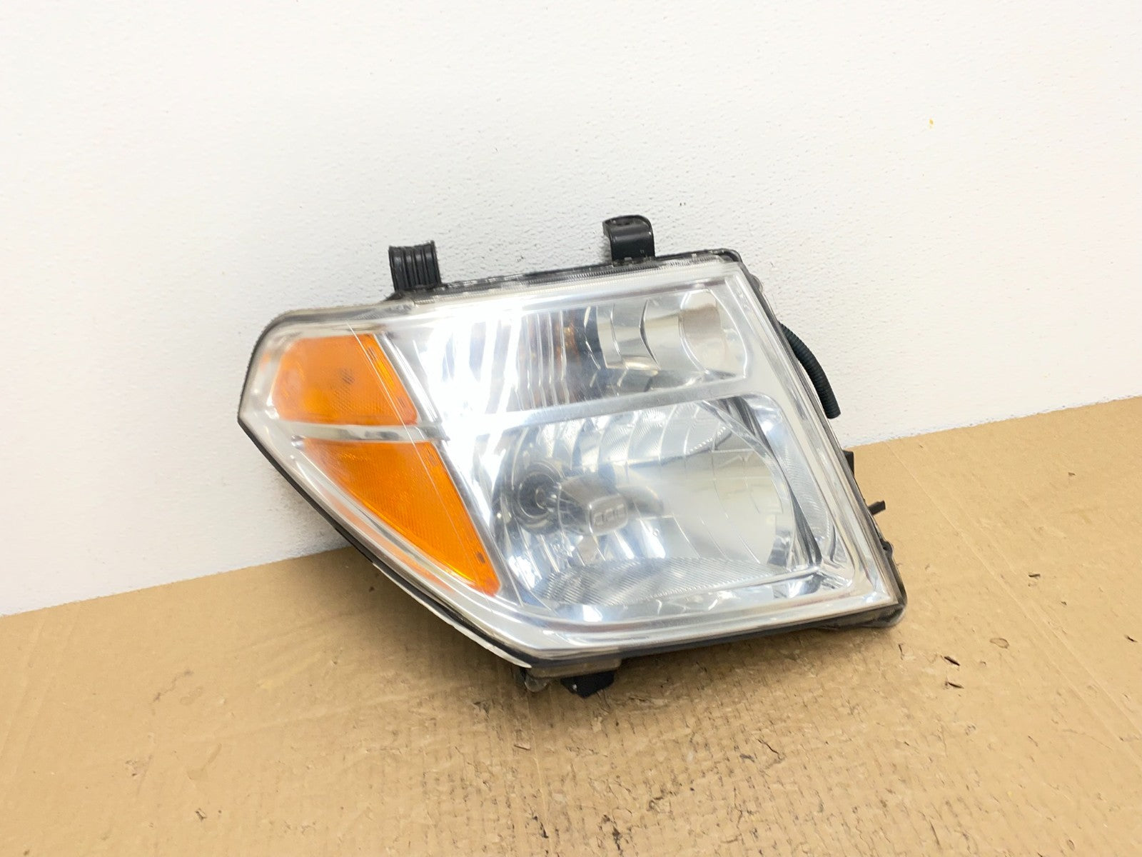 2005 to 2007 Nissan Pathfinder Halogen Headlight Right Passenger AC4030 DW0