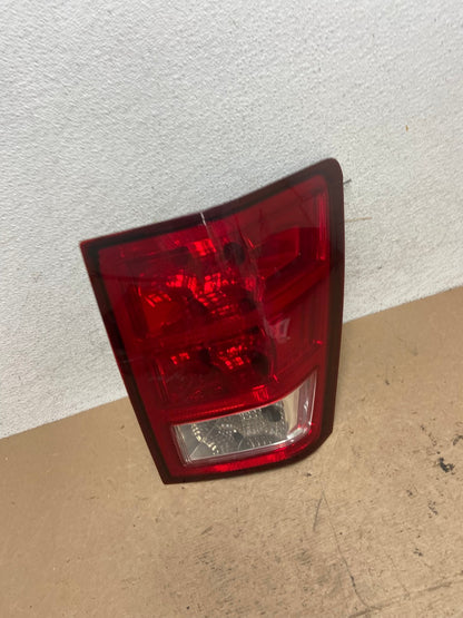 2005 - 2006 Jeep Grand Cherokee Right Passenger Rh Side Tail Light AF5725 LK2