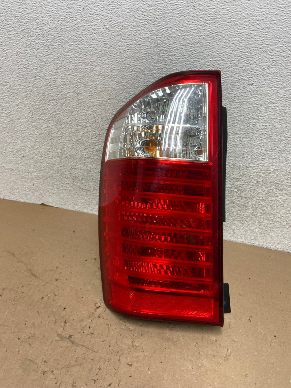 2007 to 2010 Kia Sedona Left Driver LH Side Tail Light AG4287 LK0