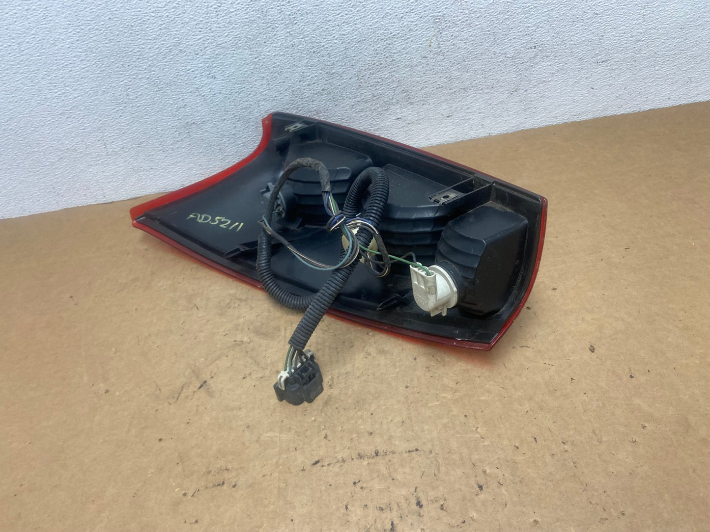 2002 - 2006 Chevrolet Avalanche Right Passenger Rh Side Tail Light AD5211 LK6