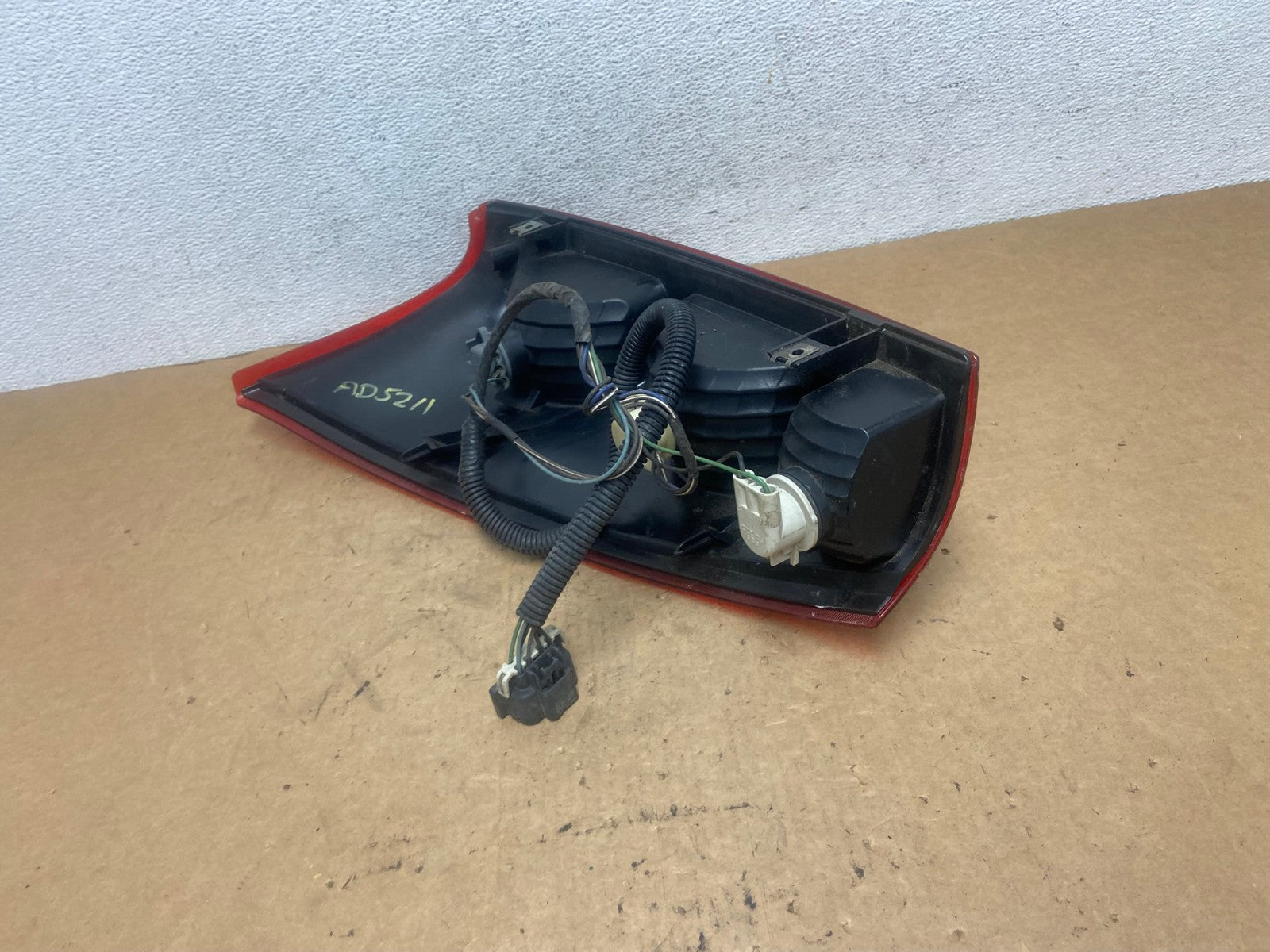 2002 - 2006 Chevrolet Avalanche Right Passenger Rh Side Tail Light AD5211 LK6