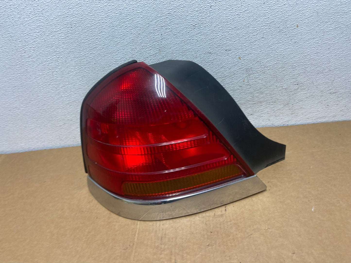 1998-2003 Ford Crown Victoria Left Driver Lh Side Tail Light AD5397 LK0