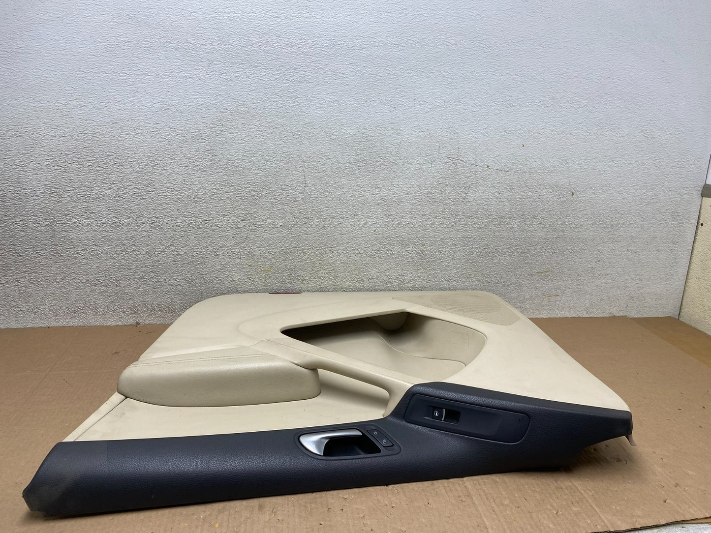 2009-2017 Volkswagen Tiguan Front Right Passenger RH Side Panel Door W0796 DG5
