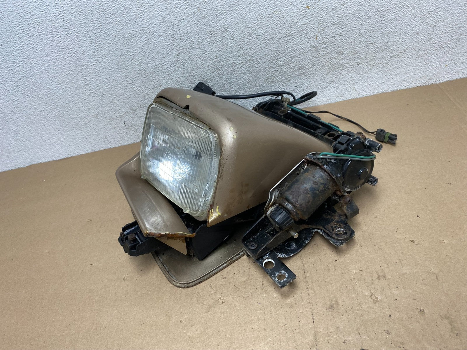 1984 to 1989 Chevrolet Corvette Right Passenger Side Headlight AG4618 DW1