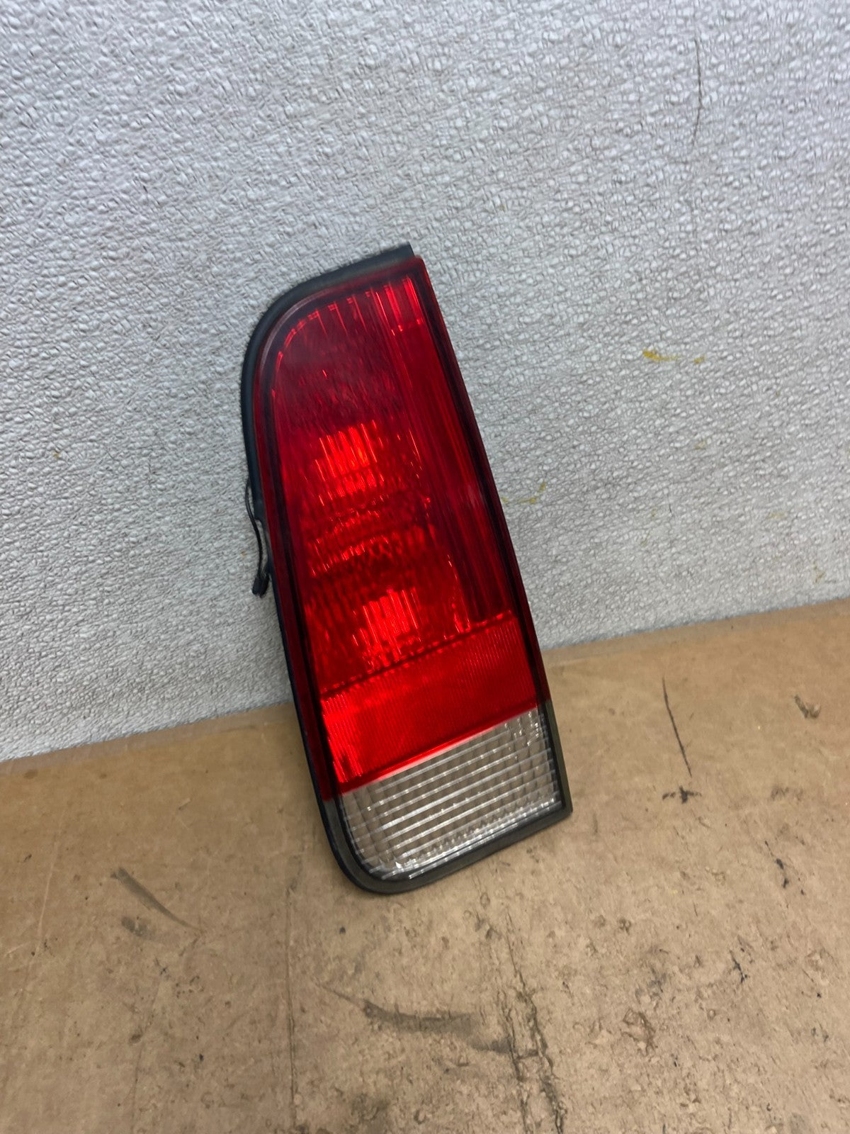 2003 to 2005 Lincoln Aviator Right Passenger Inner Tail Light Side OEM X8986 DW2