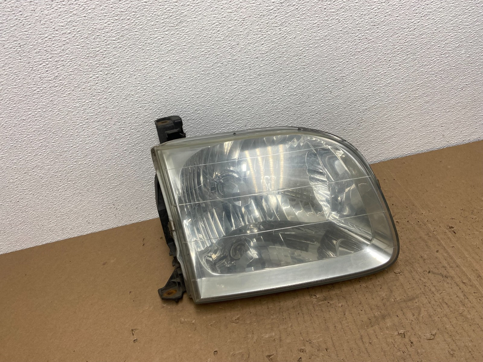 2001 to 2004 Toyota Sequoia Right Passenger RH Side Headlight Halogen AB6587 DW0