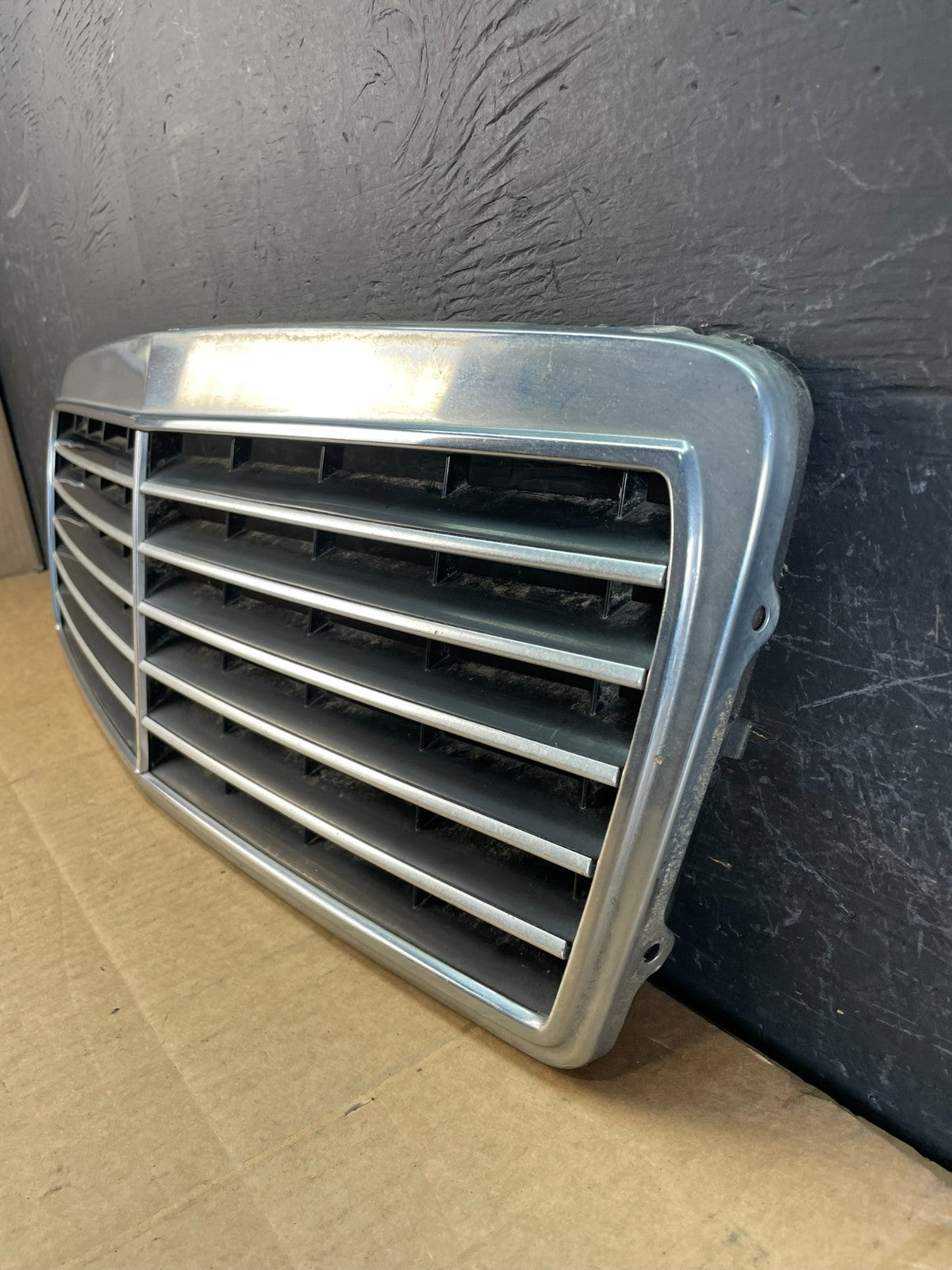 1996 to 1999 Mercedes Benz E320 Front Grill Grill 2108880123 AC5176 DG2