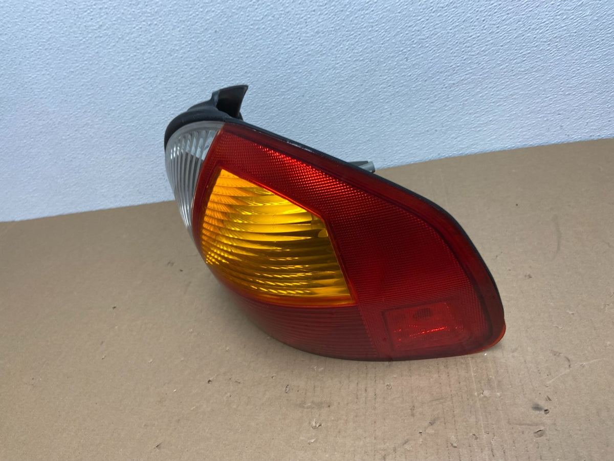2001 - 2004 Hyundai Santa Fe Right Passenger Rh Side Tail Light AB6388 DW1