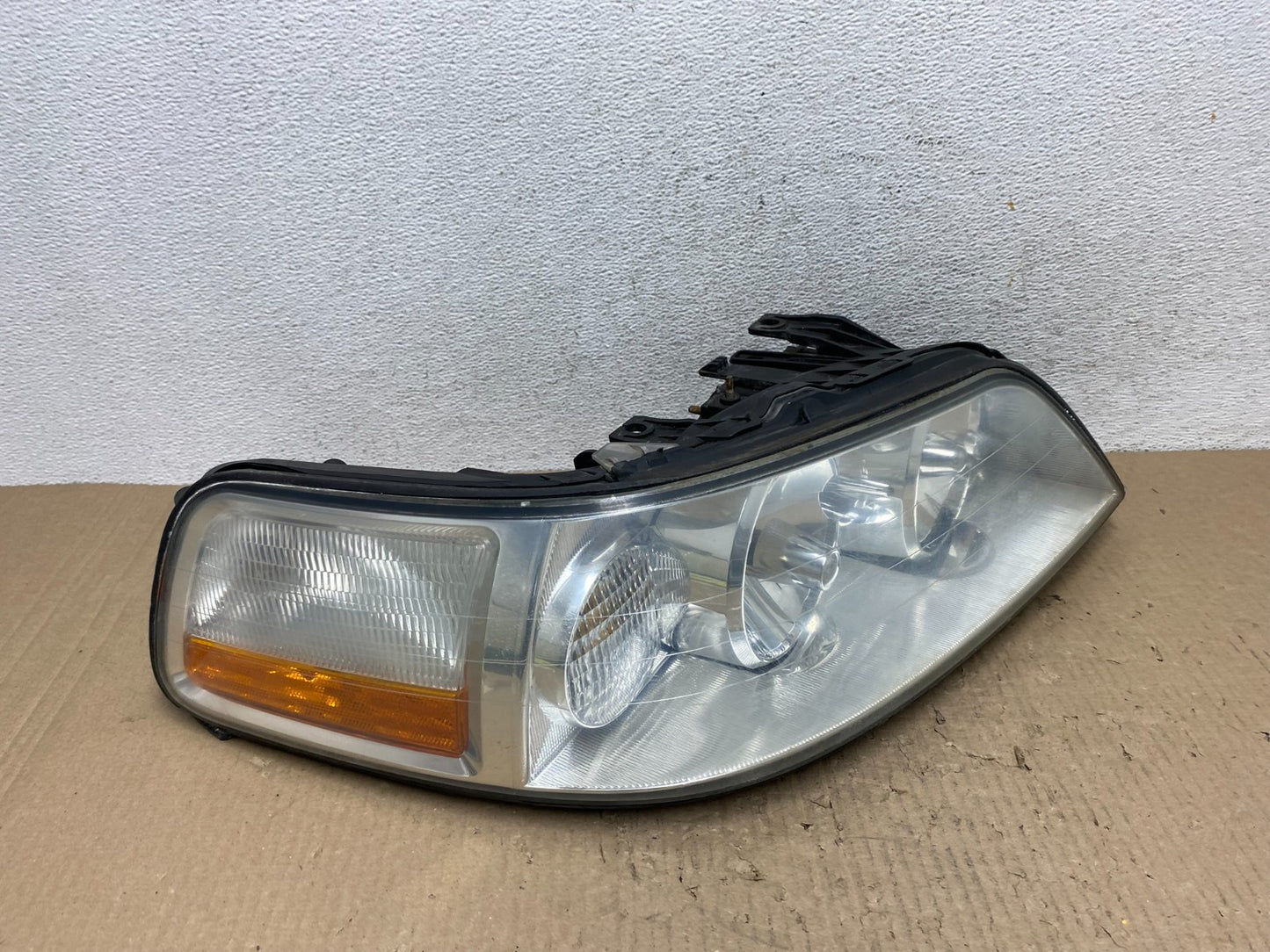 2005 to 2011 Lincoln Town Car Right Passenger Rh Side Headlight AE9754 DW2
