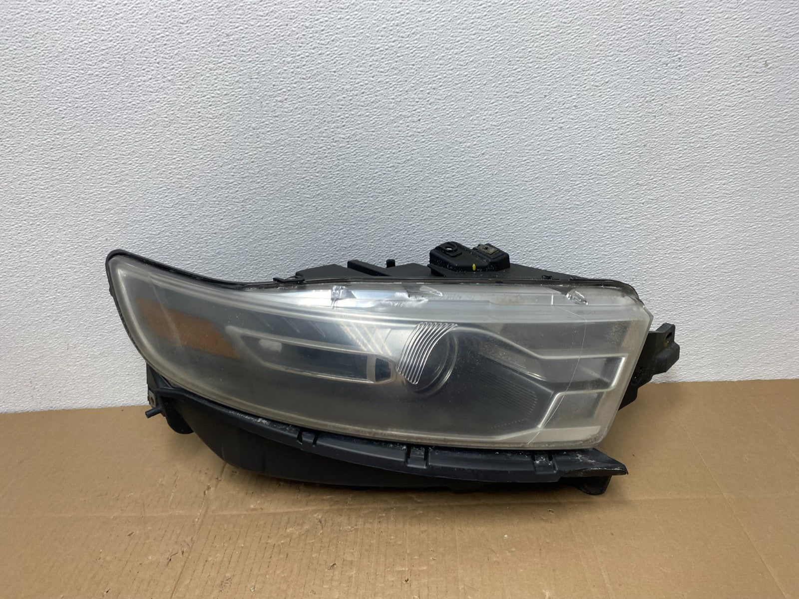 2013 to 2019 Ford Taurus Right Passenger RH Side Headlight Halogen OEM AB8142 DW0