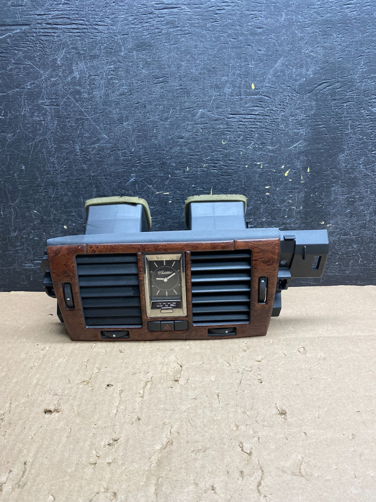 2006 to 2011 Cadillac DTS Dash Center Air Vent Heater Bezel aj1475 DG0