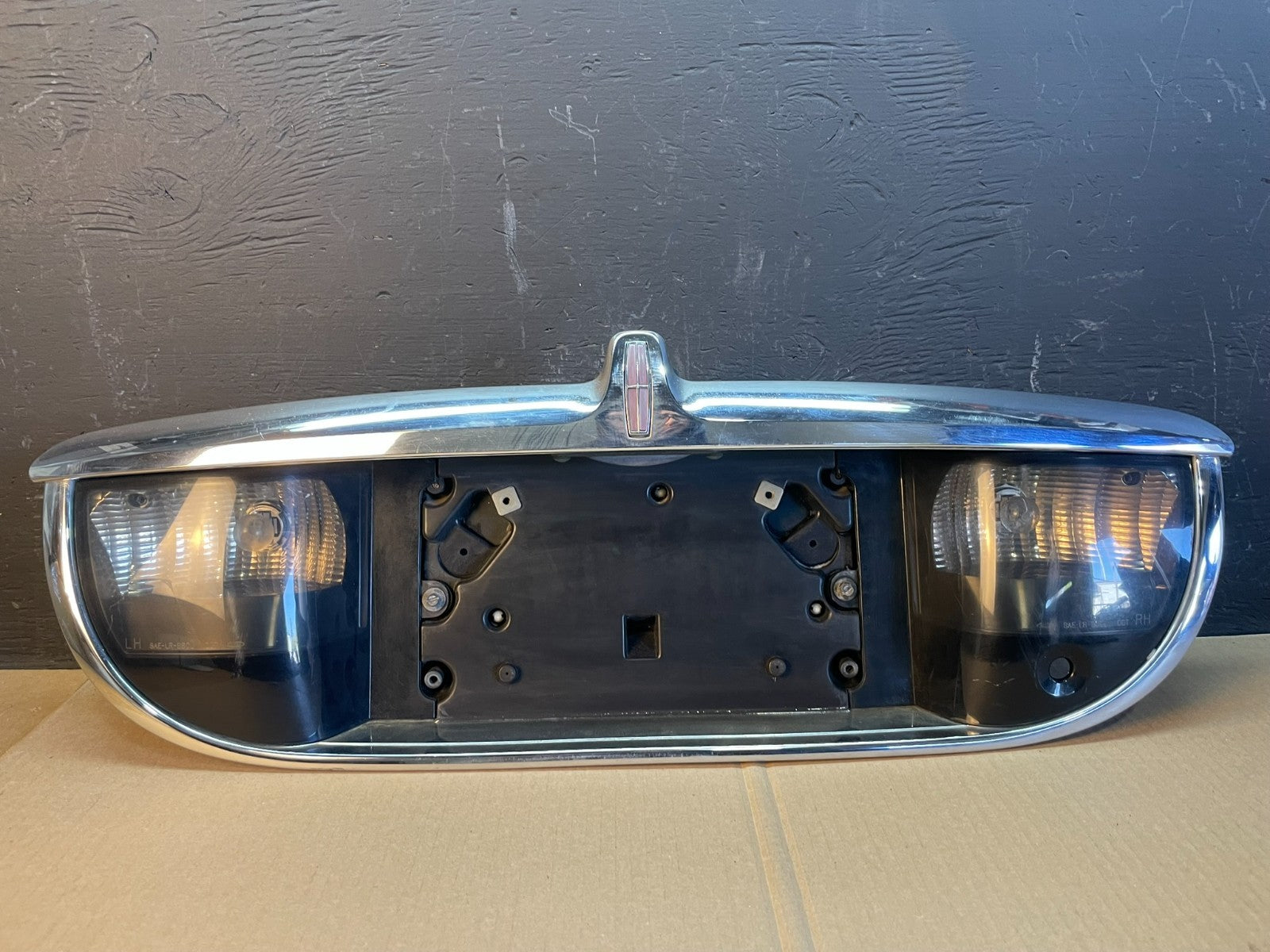 1999-2002 Lincoln Continental License Plate Panel Backup Lights Trim AB7915 DG0