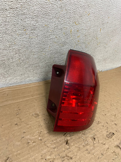 2004-2005 Toyota Sienna Right Passenger Rh Side Tail Light AH9152 LK2