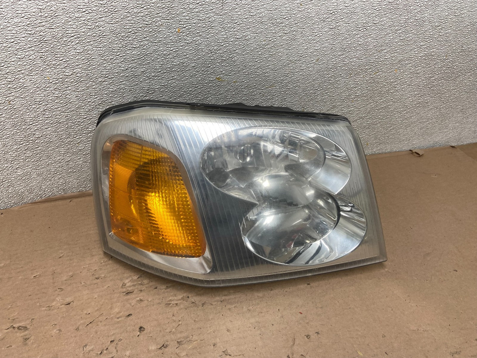 2002 to 2009 Gmc Envoy Right Passenger RH Side Headlight Halogen AB0134 DW0