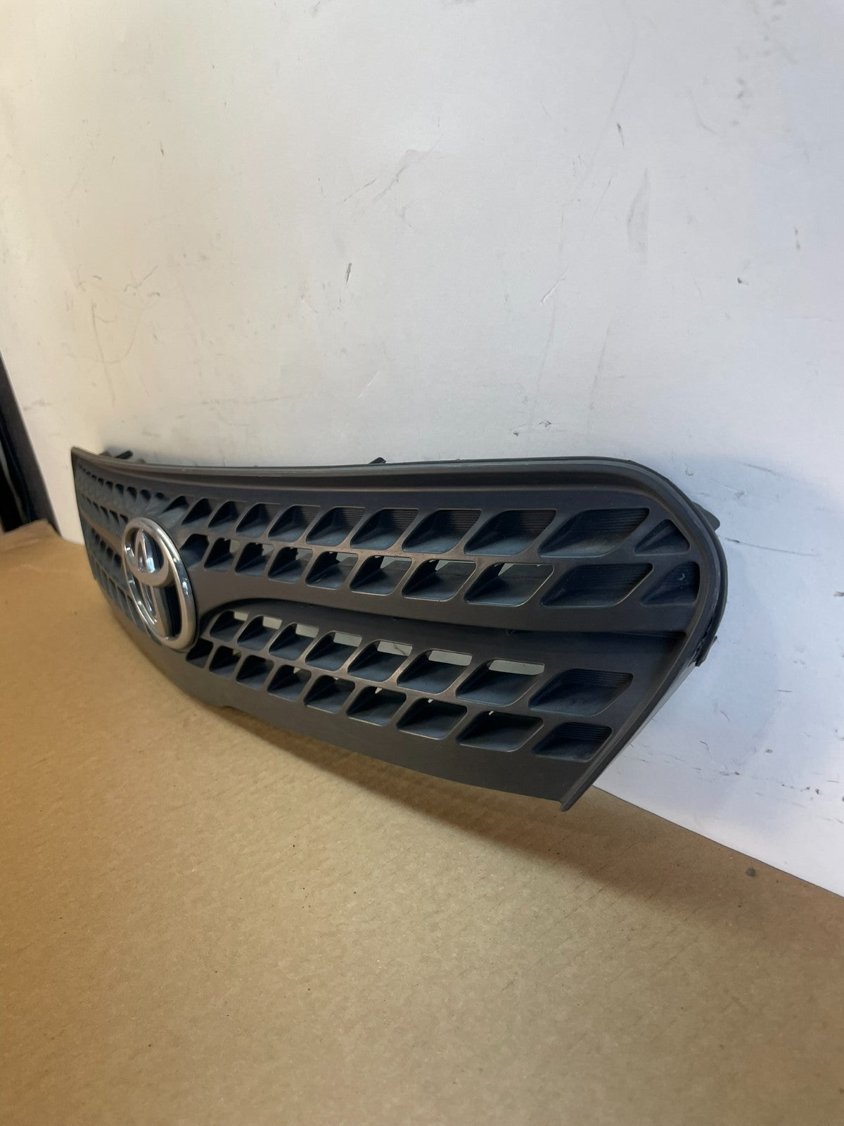 2004 to 2008 Toyota Matrix Front Upper Grill Grille AG7545 DG1