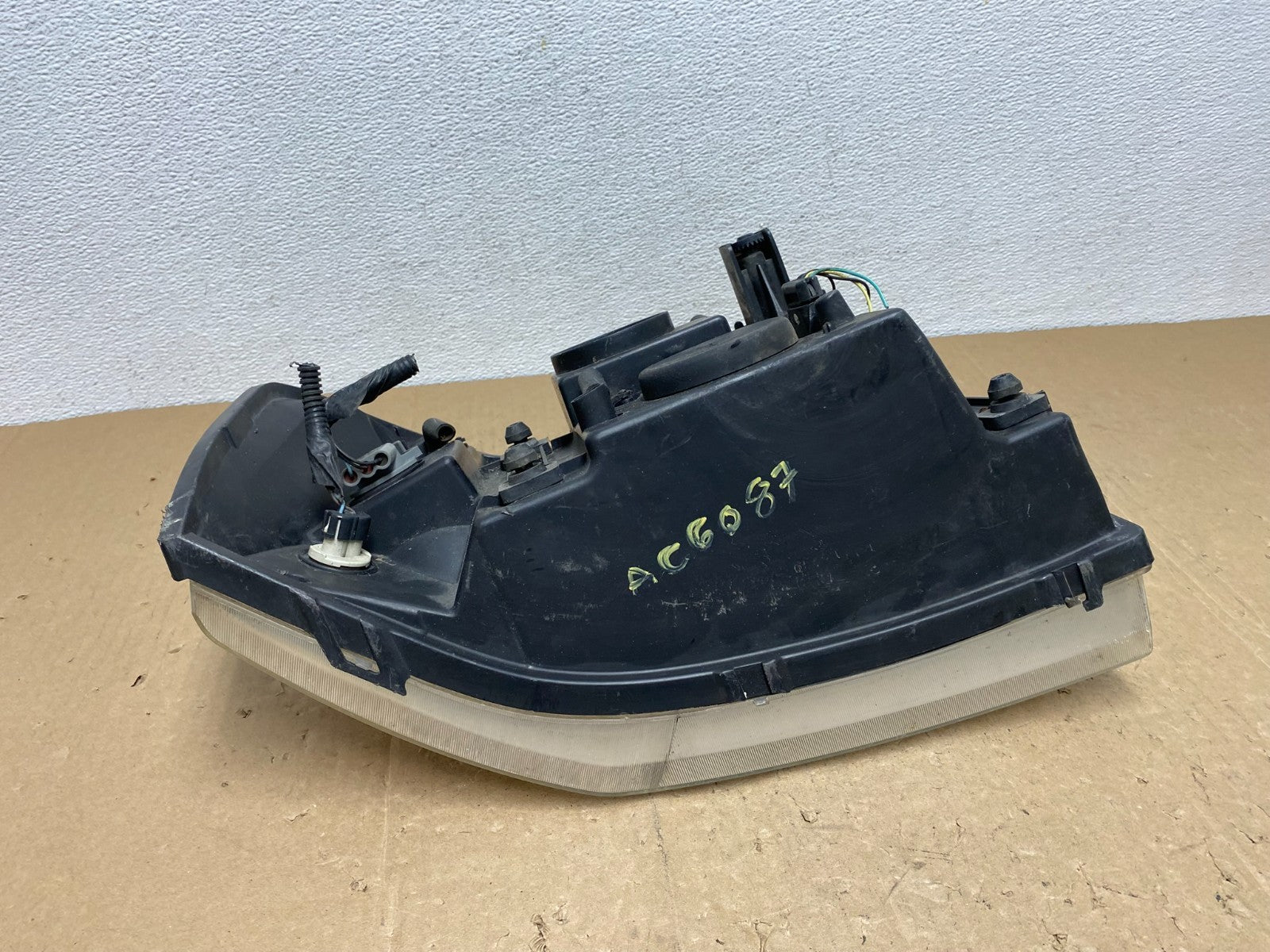 2002 to 2009 Gmc Envoy Left Driver Lh Side Headlight Halogen AC6087 DW7