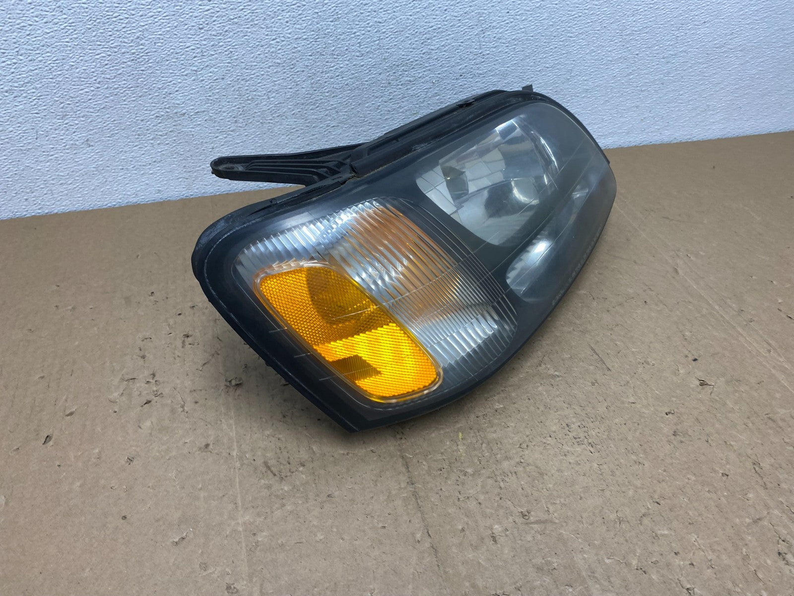 2001 to 2004 Subaru Legacy Outback Right Passenger Rh Headlight AC6018 DW2