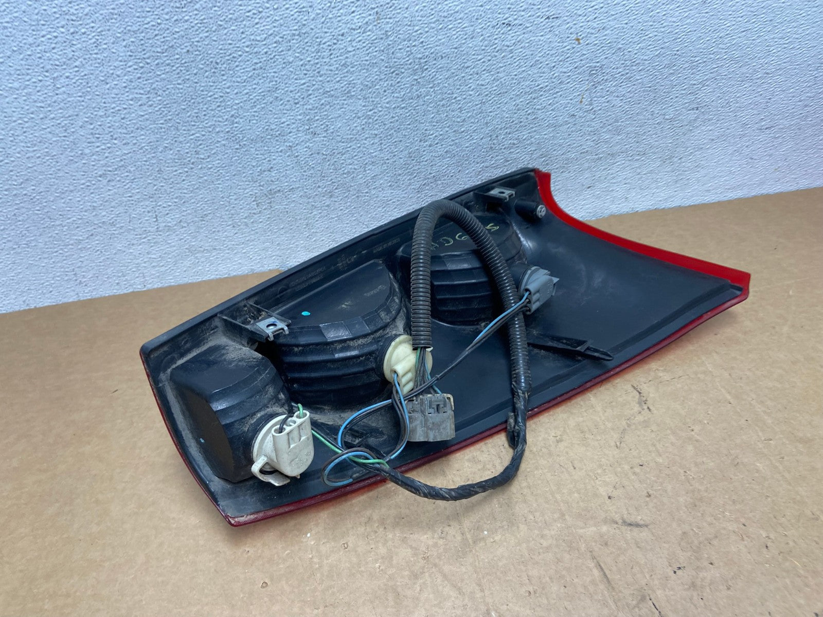 2002 to 2006 Chevrolet Avalanche Left Driver LH Tail Light AD6165 LK6