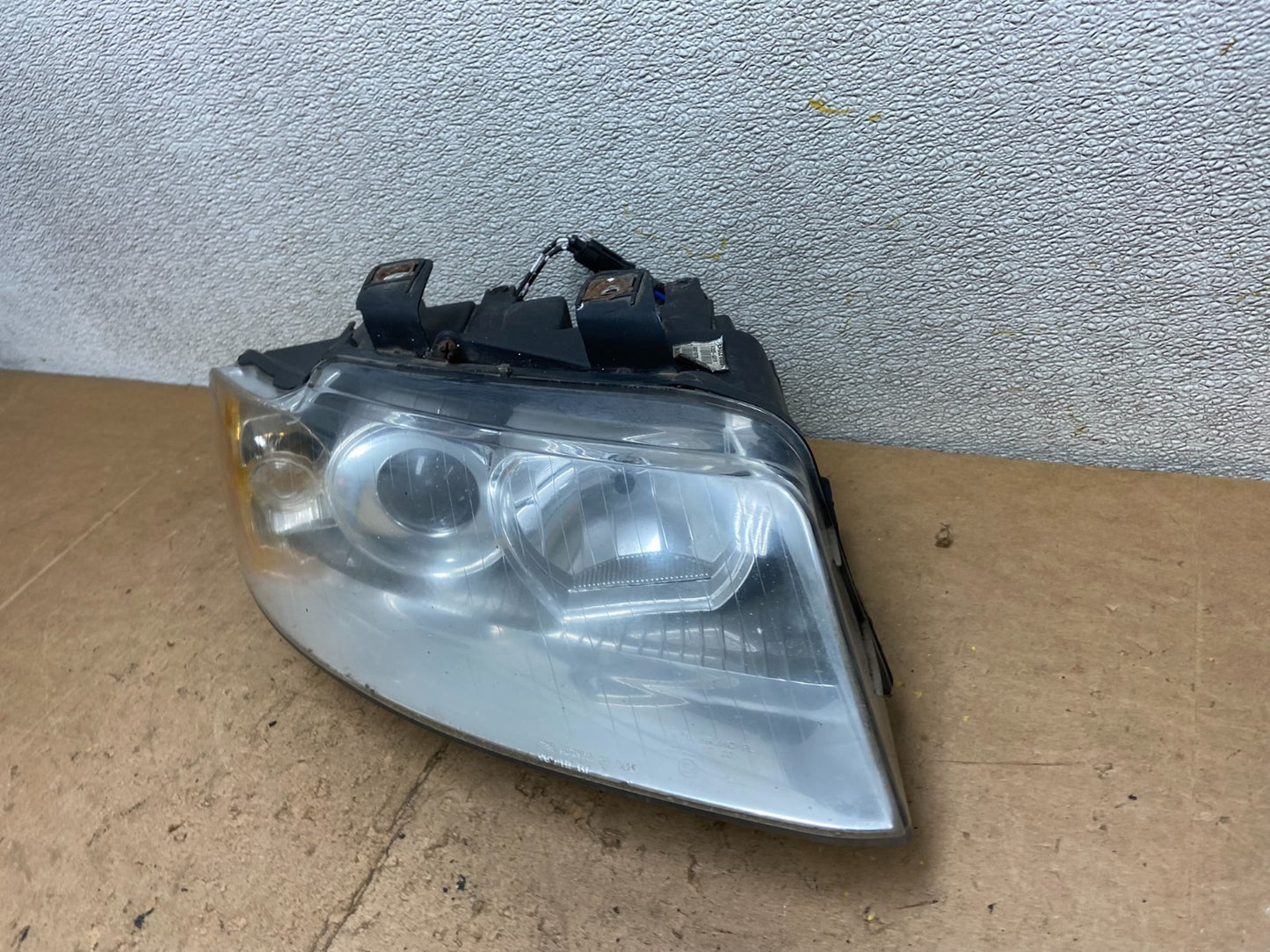2002 - 2005 Audi A4 Sedan Right Passenger Halogen Headlight OEM X9055 DW1