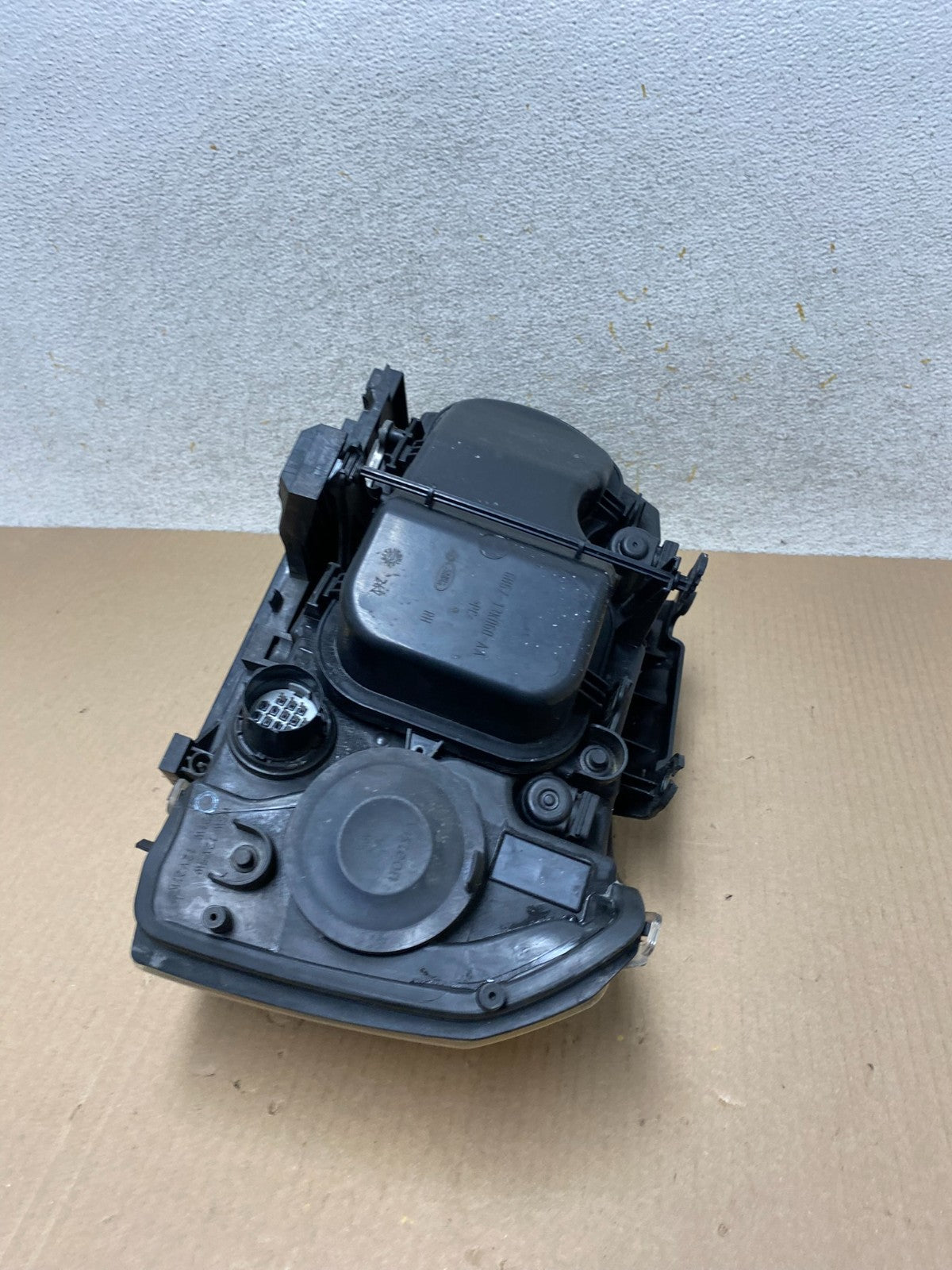 2008-2012 Land Rover LR2 Right Passenger RH Side Xenon Headlight AJ2413 DW10