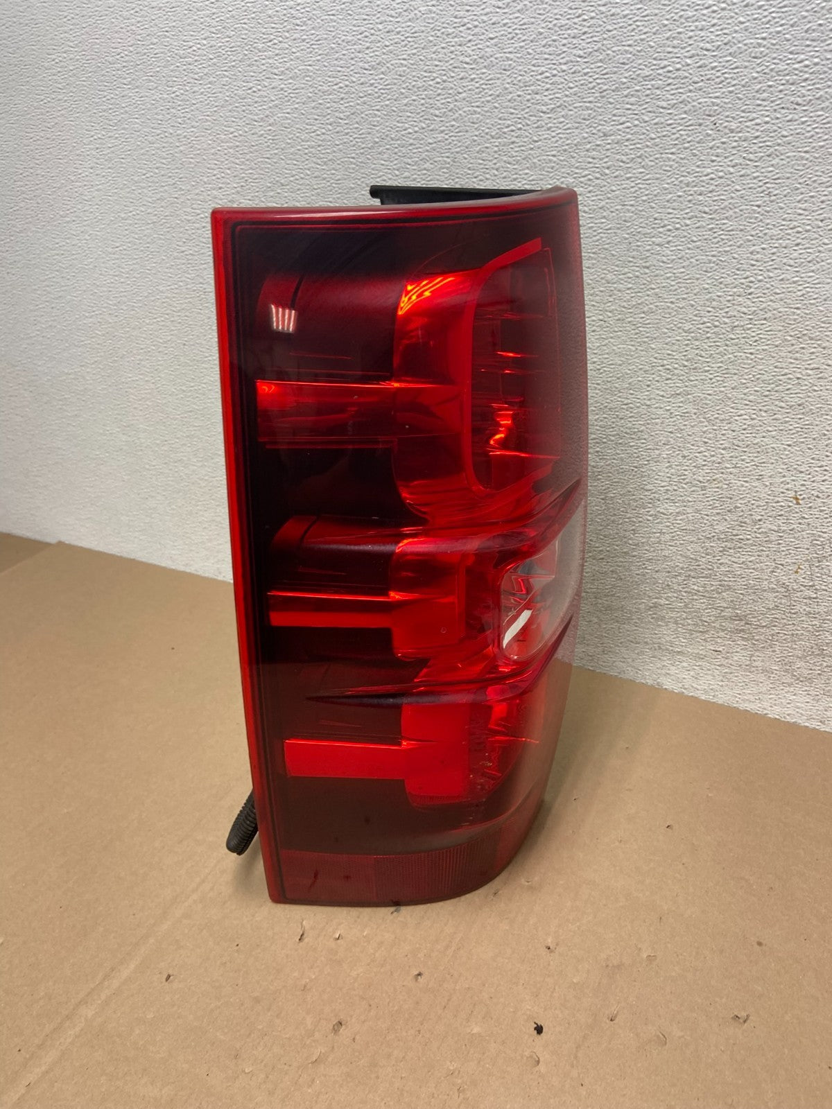2008-2014 Chevrolet Tahoe Suburban Driver Lh Left Side Tail Light AG6624 DW2