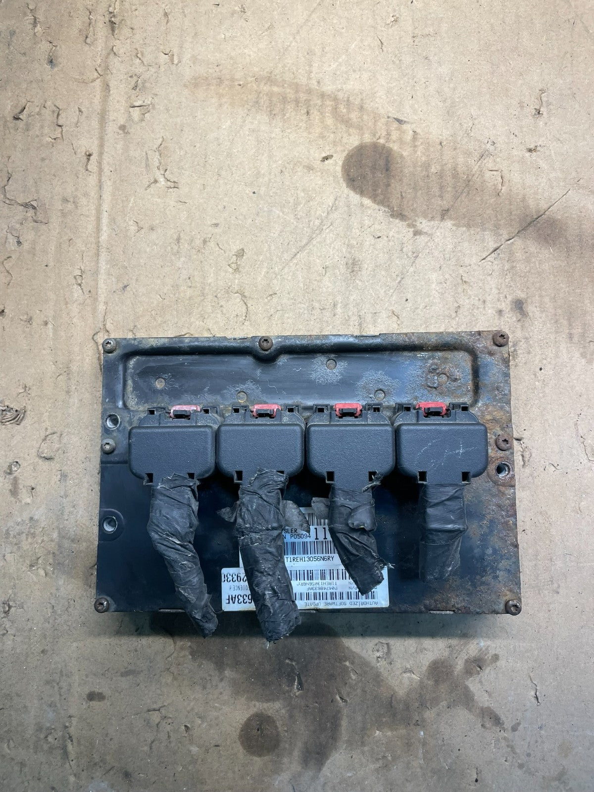 2005 Chrysler  Caravan  3.3L Engine Control Unit ECU Module W7387 DG0