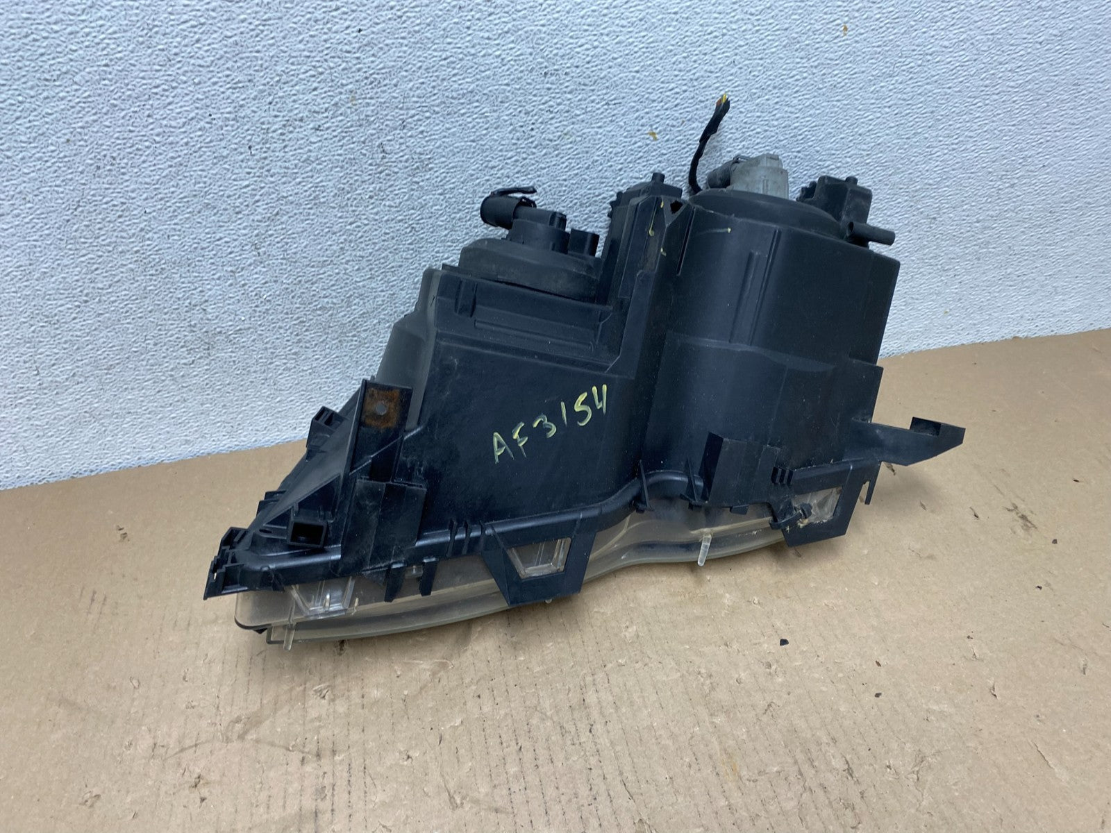 2002 to 2005 BMW 3 E46 Sedan Right Passenger RH Halogen Headlight AF3154 DW8