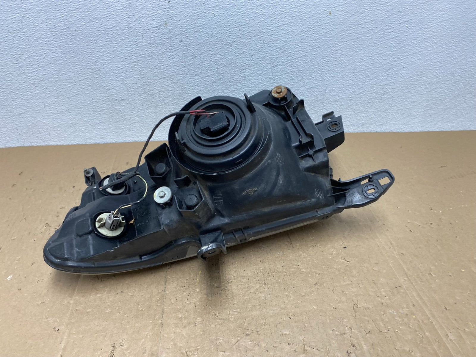 2000 to 2004 Mitsubishi Montero Pajero Right Passenger RH Headlight AC7249 DW5