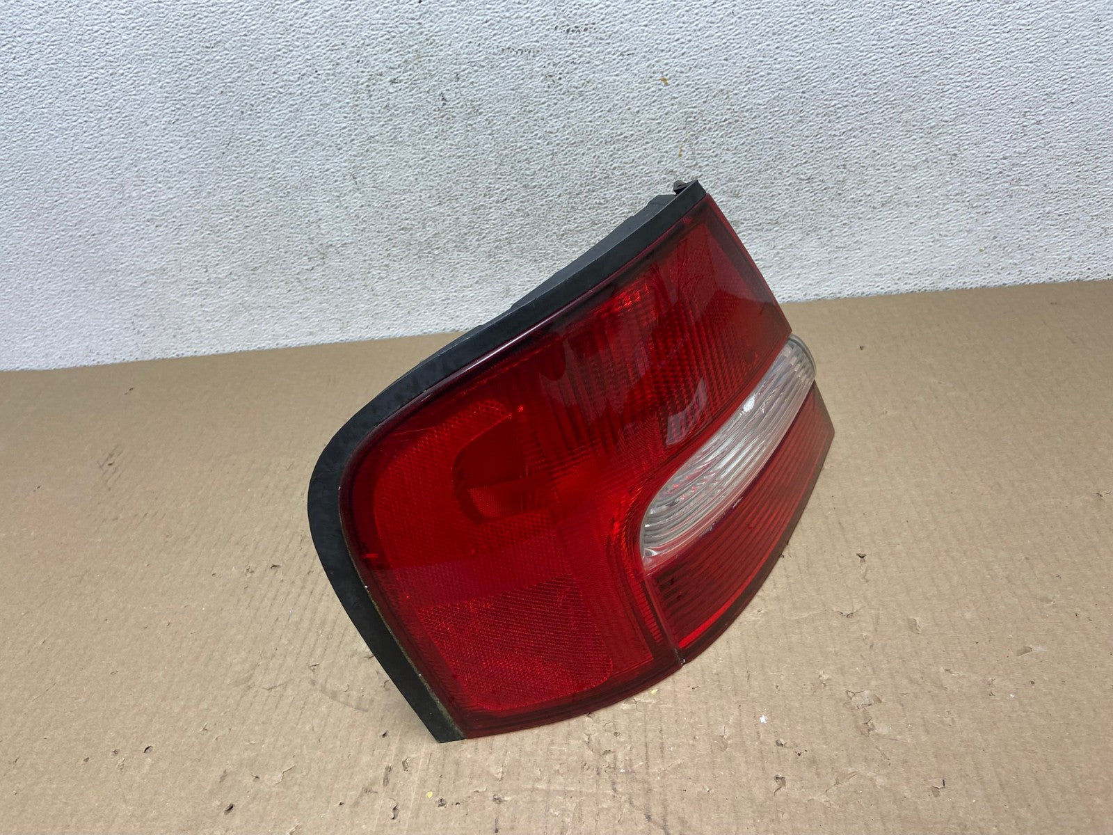 2000 to 2001 Nissan Altima Left Driver LH Side Tail Light AE9591 LK2