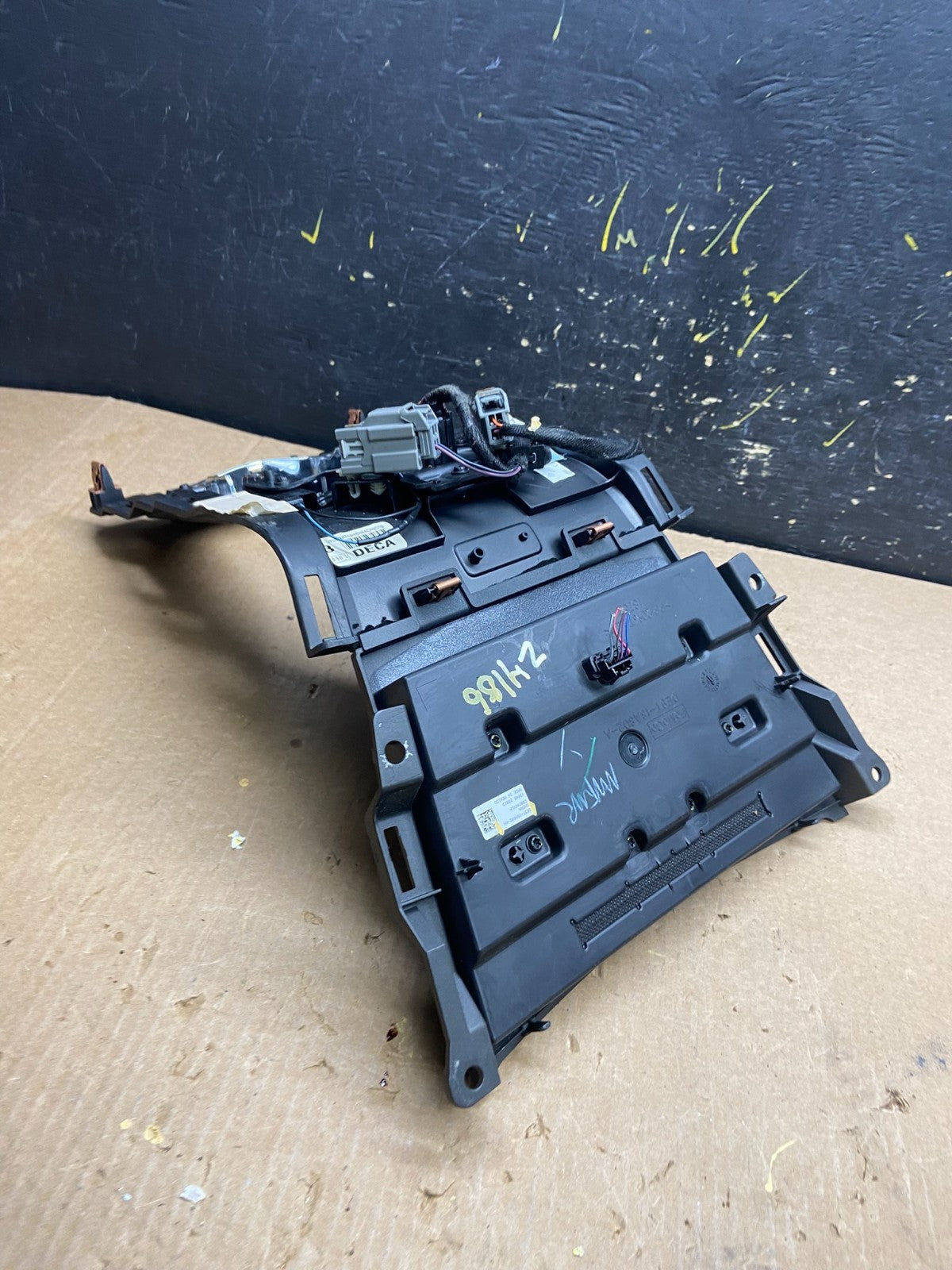 2013 to 2019 Lincoln MKT Radio Dual Climate Control Shifter Panel Z4186 DG5