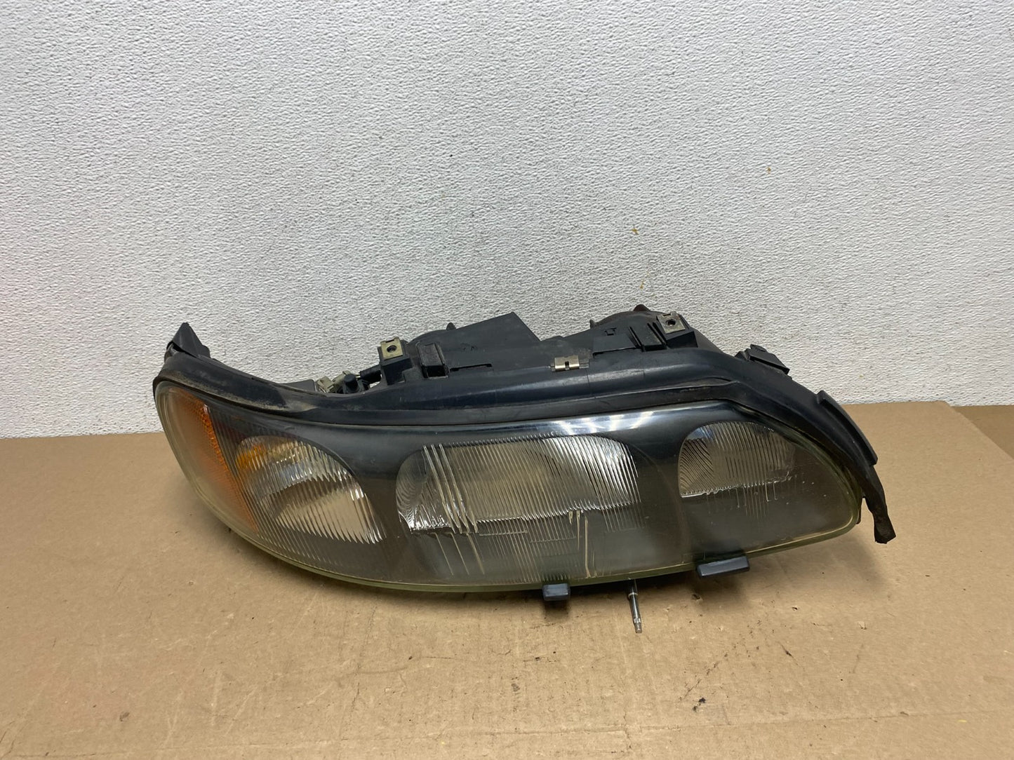 2001 to 2004 Volvo S60 Right Passenger Side Headlight Halogen AE6765 DW0