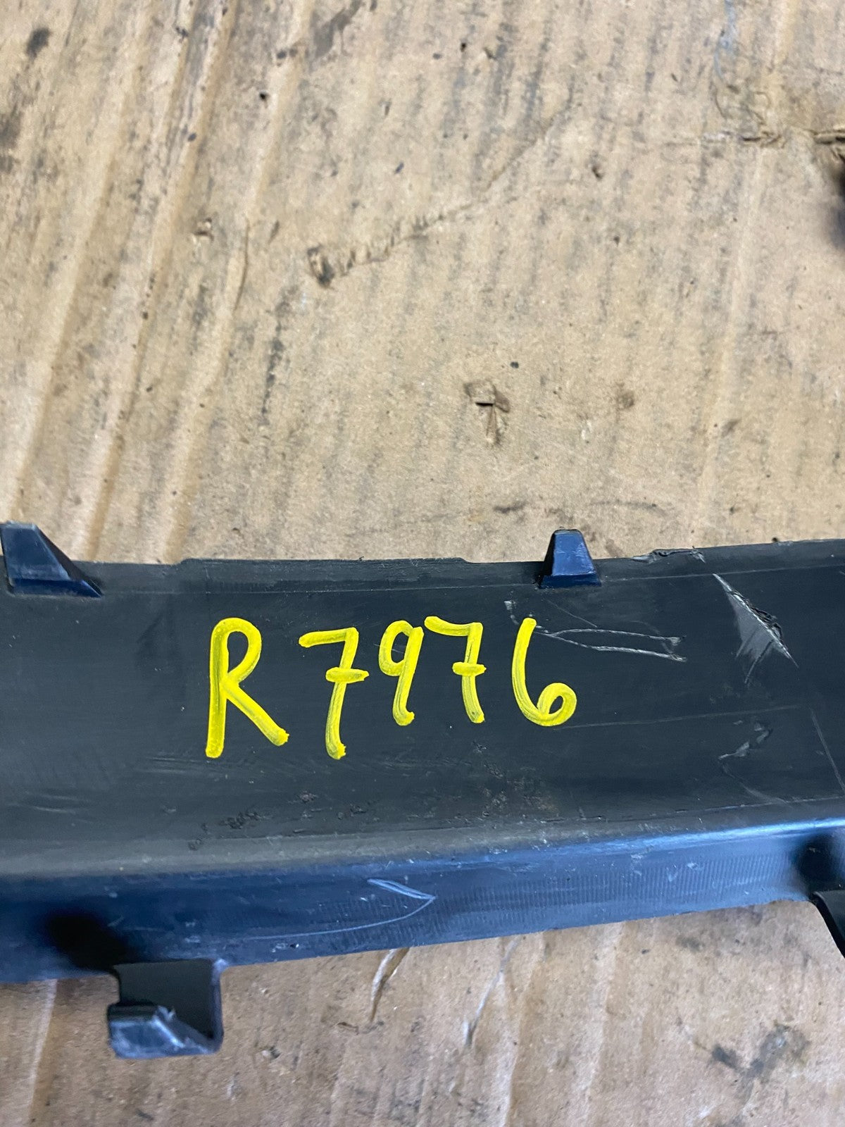 2014 - 2016 Chevrolet Malibu Front Upper Inner Grille Air Deflector OEM R7976 DG10