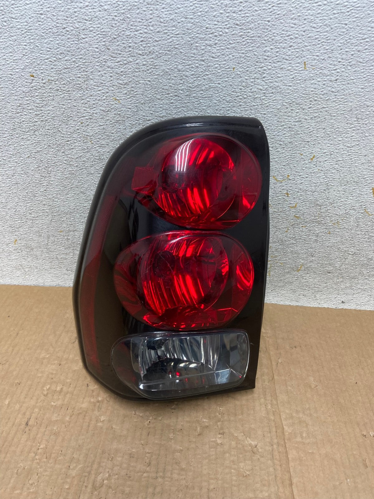 2002 to 2009 Chevrolet Trailblazer Left Driver LH Side Tail Light AI5881 LK0