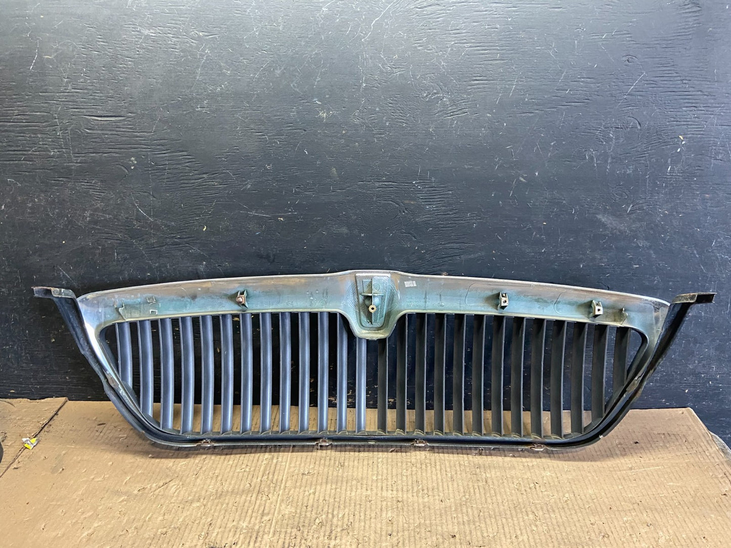 1998 to 2002 Lincoln Navigator Front Upper Grill Grille Oem r7104 DG7